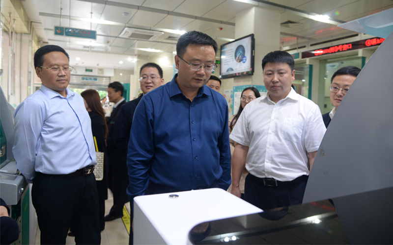 龙兆学调研金融工作