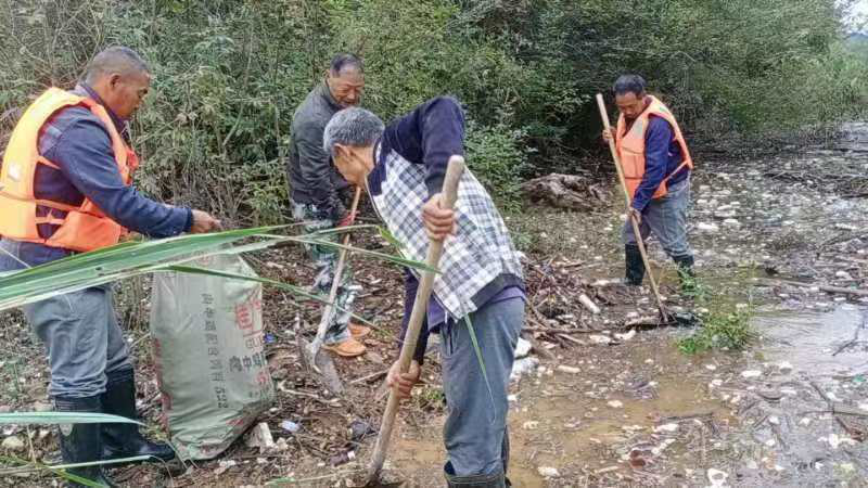 虎跳镇垃圾打捞行动，守护水域生态环境