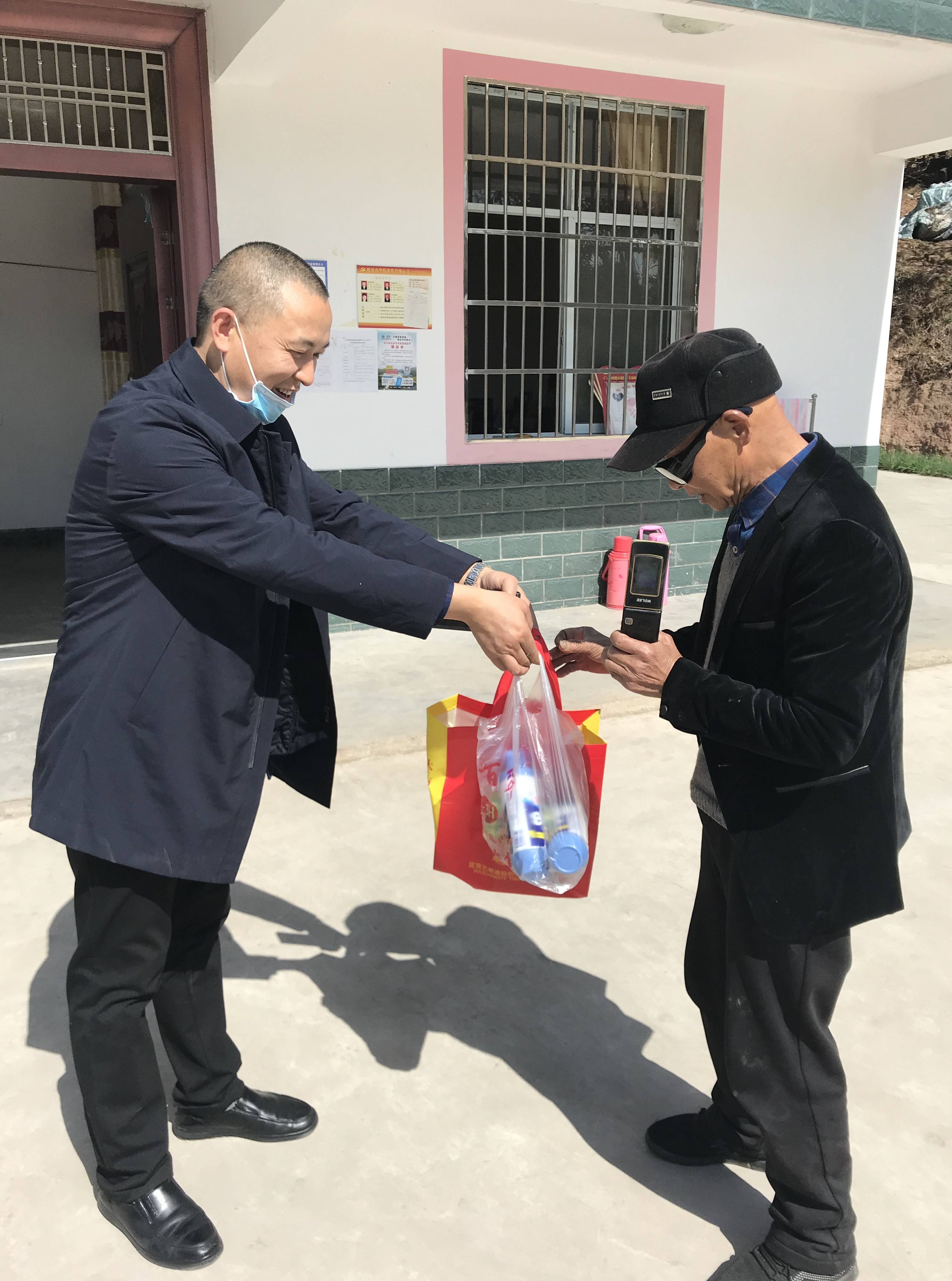 浓浓帮扶情 行动暖人心 