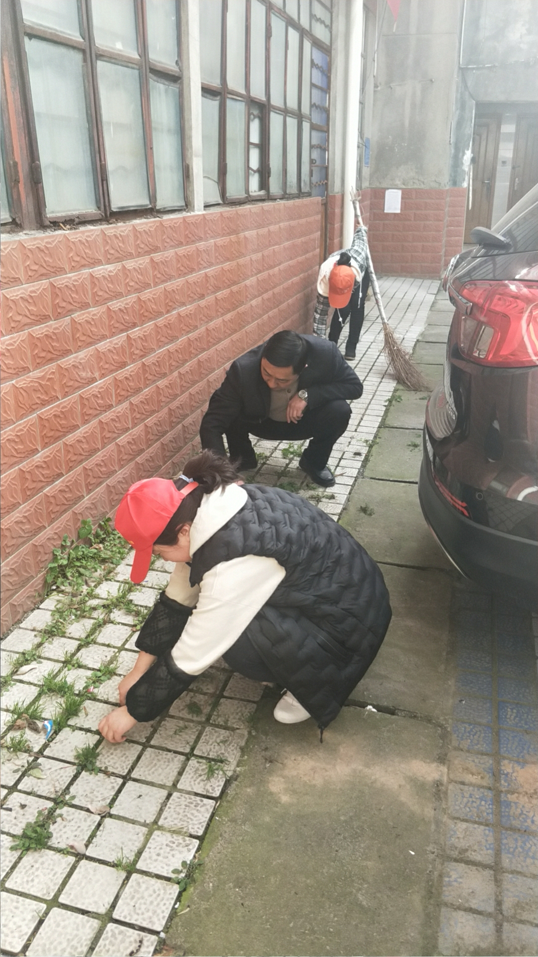 区综合行政执法局全面开展爱国卫生“周末卫生大扫除”活动
